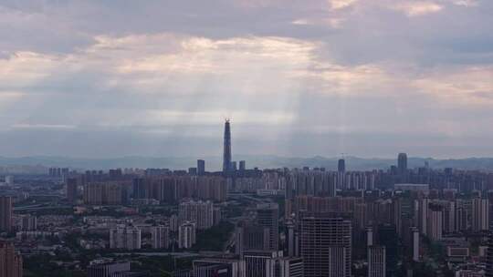 早晨成都最高楼附近天空清晰的太阳光线