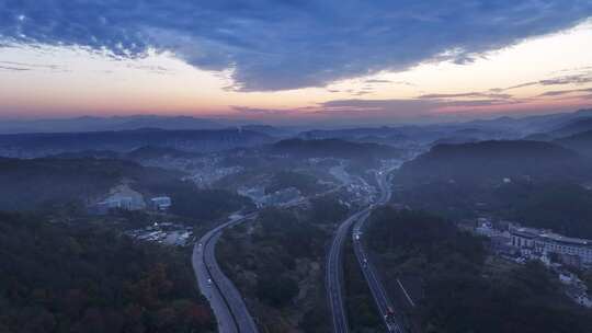 航拍穿越高山的高速公路