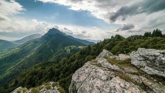 暴风雨云正在进入阿尔卑斯山