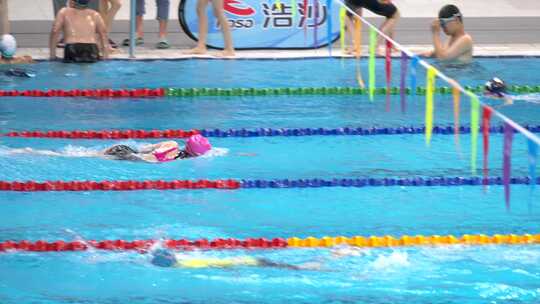 水立方国家游泳中心培训练习跳水出发的女孩