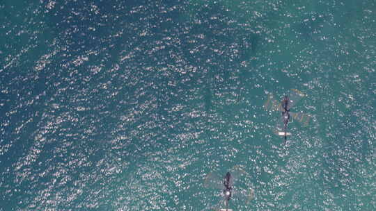 直升机飞越蓝色爱奥尼亚海的自上而下空中拍摄