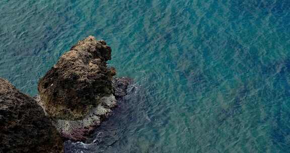 航拍海边浪花岩石