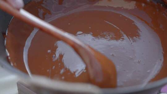 少数民族老人熬制中药材