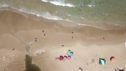 海滩上五颜六色的遮阳伞视频素材模板下载