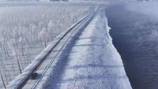 汽车行驶在冬天下雪雾凇的道路上