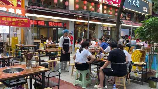 火锅店外热闹的食客场景