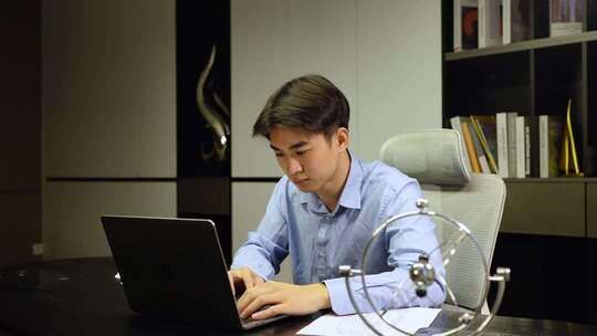 办公室深夜加班族工作状态