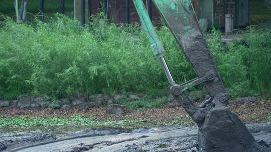 武汉青山公园挖掘机清理淤泥