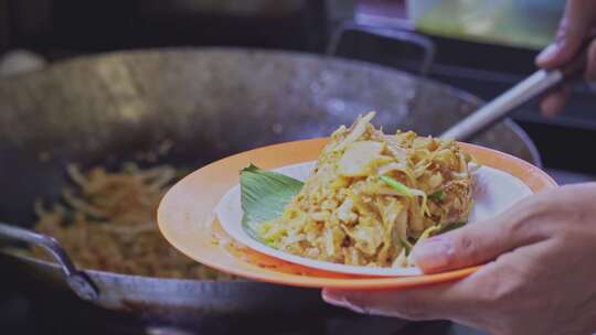 南洋及广东地区美食炒粿条制作过程