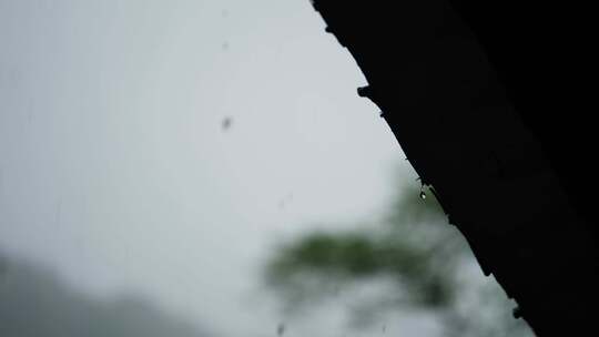 江南雨天屋檐下雨滴