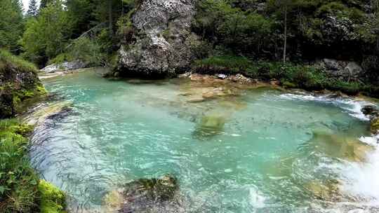 九寨沟般清澈的蓝色钙化池森林秘境风光