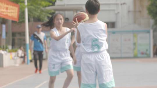 人像初中女学生打篮球学生课外打篮球体育课