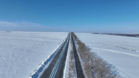 穿越草原的高速公路国道汽车白毛风风吹雪