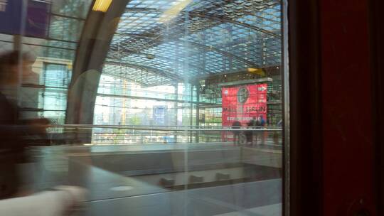 火车经过柏林火车站视频素材模板下载