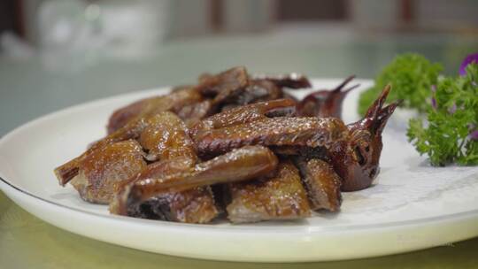 中国名菜传统美食烤乳鸽