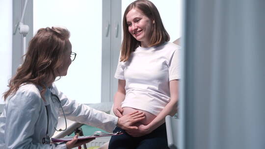 妇科医生抚摸孕妇肚子特写视频素材模板下载