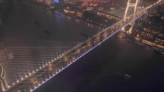 无人机高空视角拍摄雨雾中的上海南浦大桥
