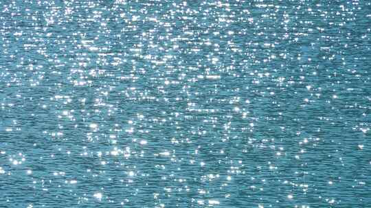 蓝色海洋波光粼粼的海面涟漪光线