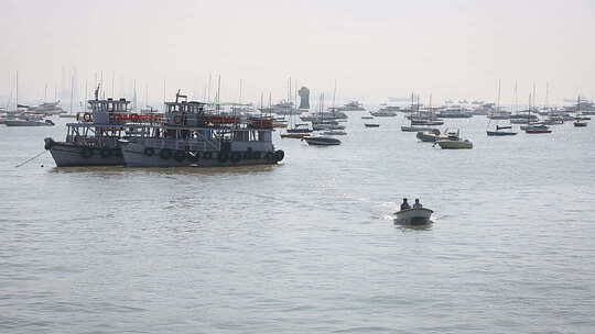 海港边的旅游和渔船