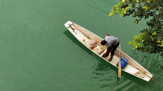 渔船绿水清澈打鱼渔网收网小船渔夫
