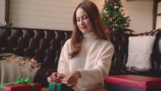 包装圣诞礼物的女人视频素材模板下载