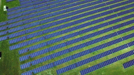 农田里的太阳能电池板矩阵航拍
