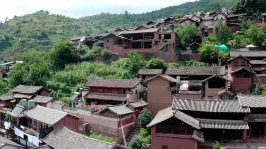 云南诺邓古村山林间的传统村落鸟瞰全景