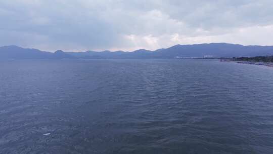 云南澄江抚仙湖的海面上