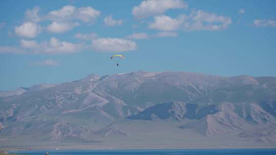 蓝天白云下的滑翔伞