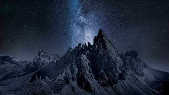 蒙特帕特诺上空的银河，意大利的白云石