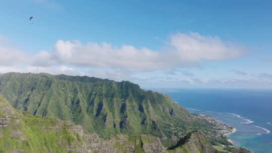 天堂热带岛屿瓦胡岛上的风景绿色夏威夷山极视频素材模板下载
