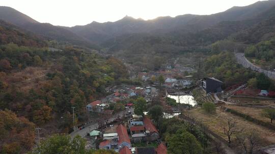 青山绿水，炊烟袅袅，山村之晨