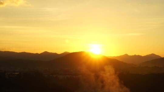 山峰日出实拍日落夕阳黄昏山脉风景太阳下山