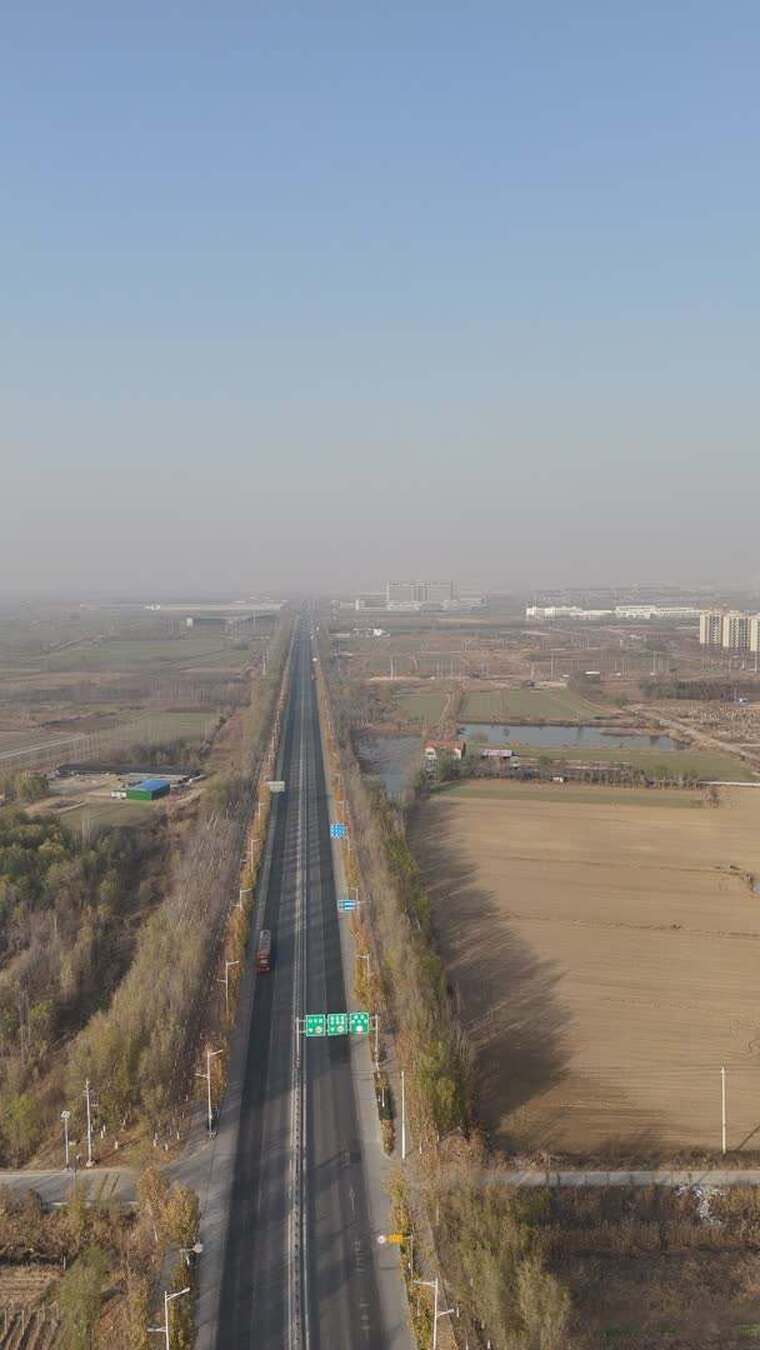公路航拍乡村田野景象