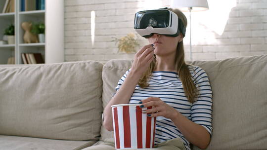 女人戴着VR眼镜看电影