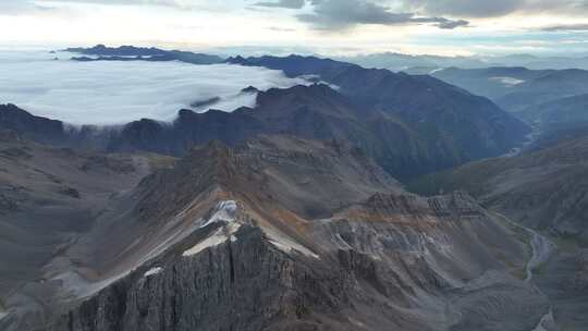 航拍四川岷山山脉雪宝顶群山云海风光