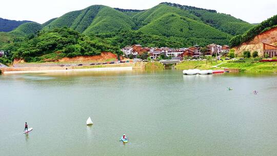 4K航拍南国乡村山东水库皮划艇比赛活动