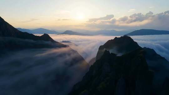 云海日出高山云雾