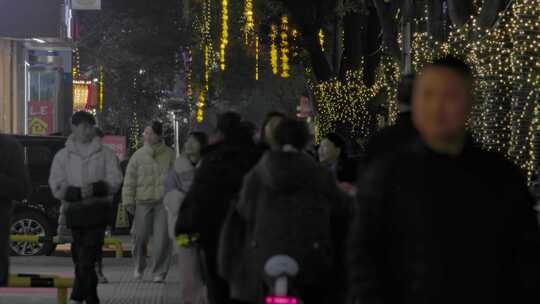 夜晚灯光璀璨的街道人群往来景象