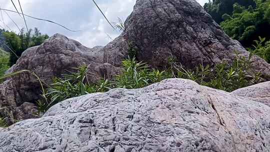 山间小溪骆驼峰石风景