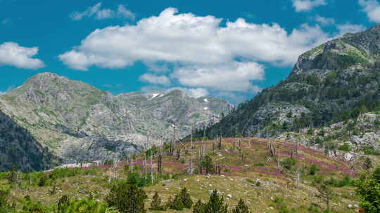 格里巴杰黑山山谷中带有云的精确山脉的延时视图