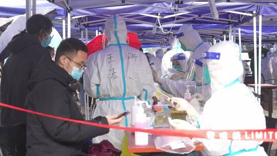 杭州加油滨江区全民冒雨新冠防疫核酸检测