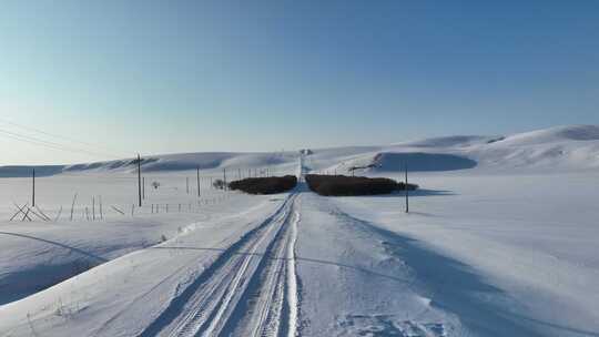 大兴安岭丘陵山地冬季积雪覆盖的道路