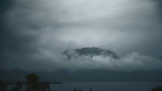 云南高原湖泊泸沽湖阴雨天乌云缭绕狮子山