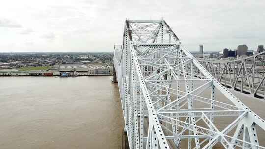 新奥尔良市连接横跨密西西比河的双钢桁架悬臂桥
