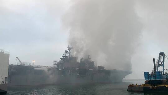 一架直升机在加州圣地亚哥海军基地的两栖攻击舰上灭火