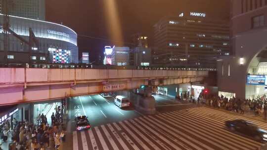 夜晚城市街道人群密集车来车往景象