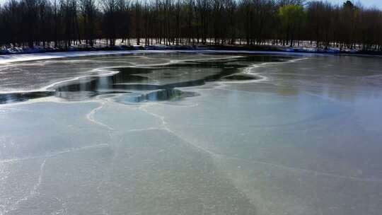 冬季结冰湖面与树林景观