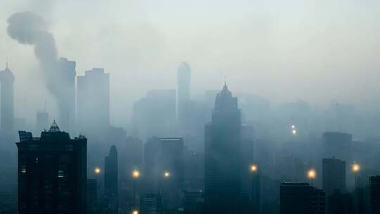 雾霾笼罩下的城市建筑远景