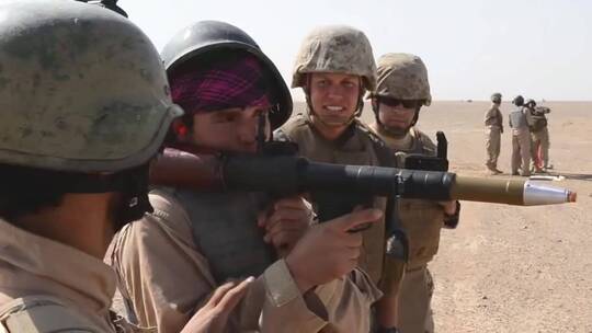 阿富汗军队和美国士兵一起训练